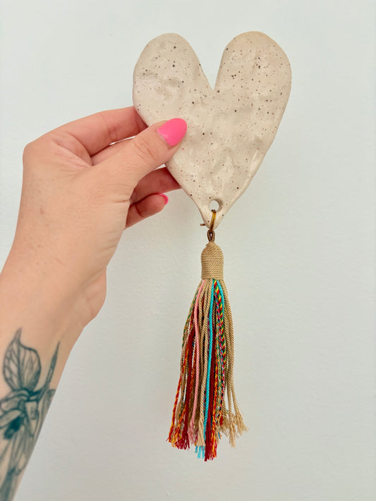 Corazón para colgar de cerámica beige