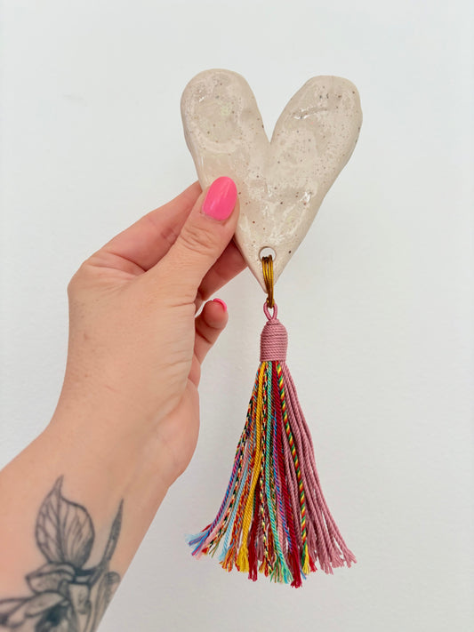 Corazón para colgar de cerámica rosa